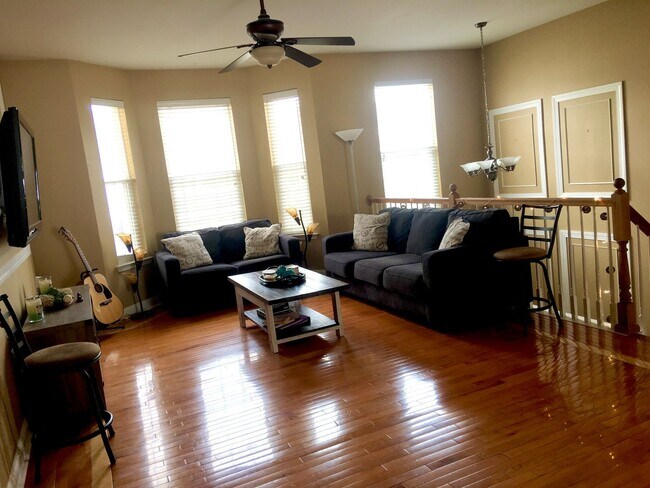 Foto del edificio - 3-Bedroom Townhouse In Bridgeport Availabl...