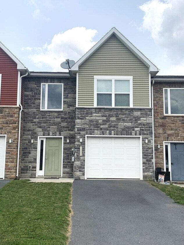 Foto principal - Spacious 3-Bed, 2.5-Bath Townhouse with Fe...