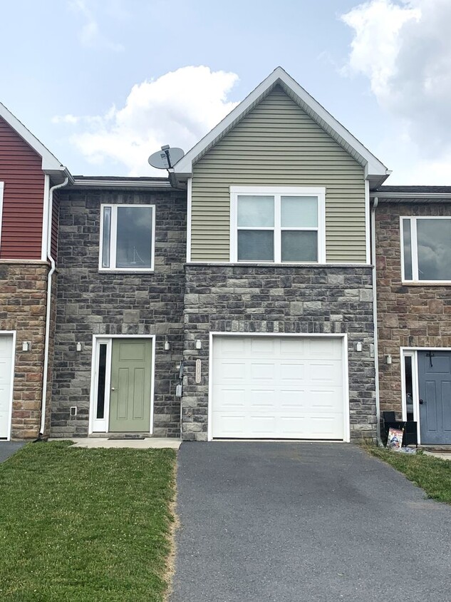 Primary Photo - Spacious 3-Bed, 2.5-Bath Townhouse with Fenced Backyard!