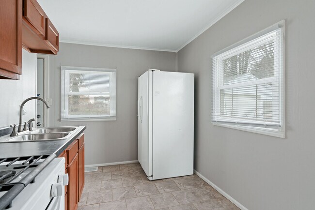 Building Photo - 3913 Addison St