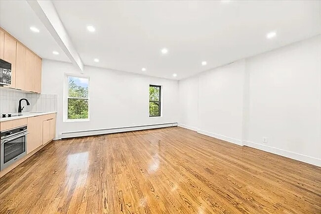 Building Photo - 428 Seventh Avenue