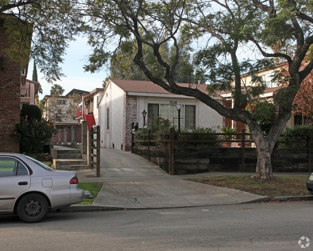 Primary Photo - 3126-3128 Rowena Ave