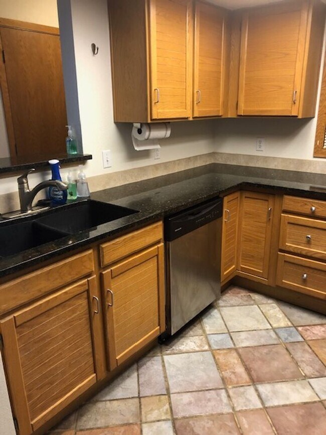 Building Photo - Furnished or Unfurnished One Bedroom / One Bath Apartment in Central Boulder