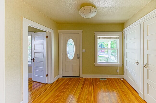 Building Photo - 215 S Whitcomb St