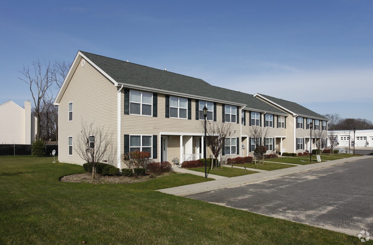 100120 Autumn Ct, Bay Shore, NY 11706 Apartments in Bay Shore, NY