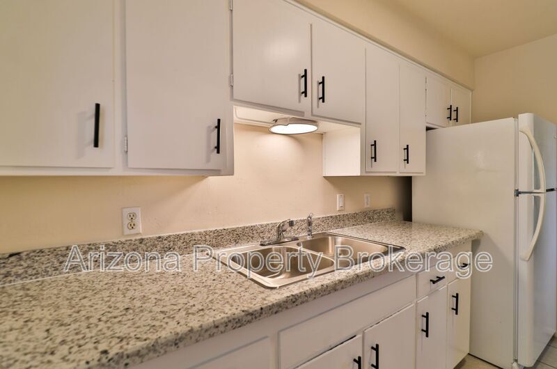 Primary Photo - 2110 S Granada Dr