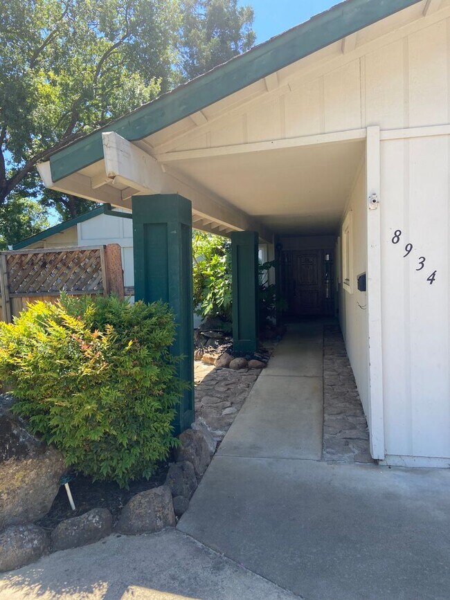 Building Photo - Cool Pool! 3 bdrm, 2 bath