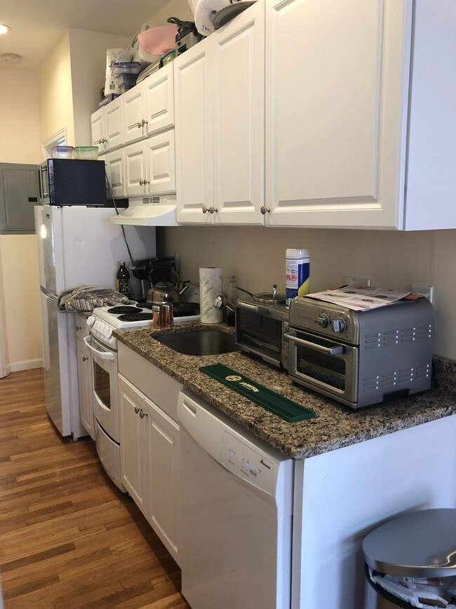 Photo - 3 Bed 2 Full Baht in Beacon Hill, Heat, Hot Water Included, Laundry on a Site Apartment