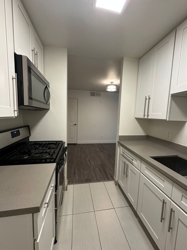 Interior Photo - 1250 N. June St. Los Angeles CA 90038