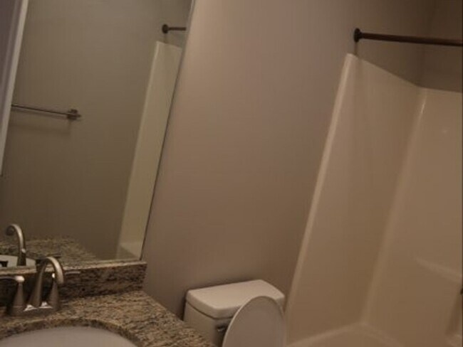 Building Photo - 4 Bedroom 3 bathroom Single Family Home in...