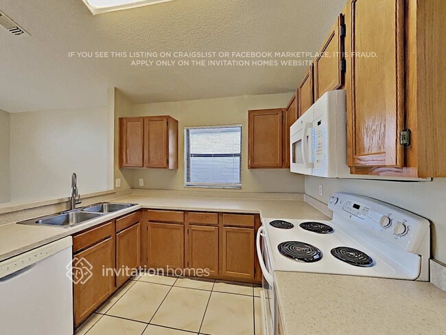 Foto del edificio - 242 Lakebreeze Cir