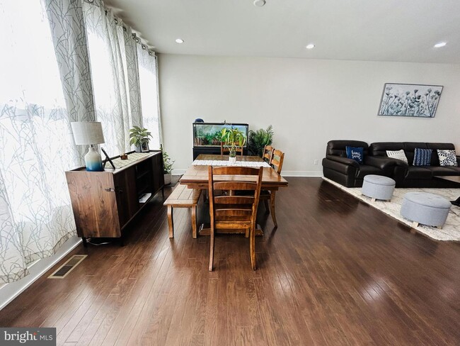 Foto del edificio - 404 Redbud Ln