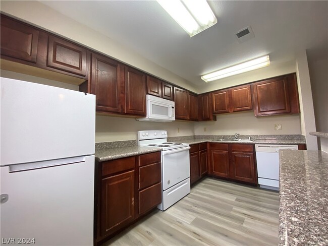 Building Photo - 5368 River Glen Dr