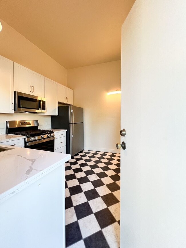 Building Photo - Modern Studio Apartment with Bonus Room, P...