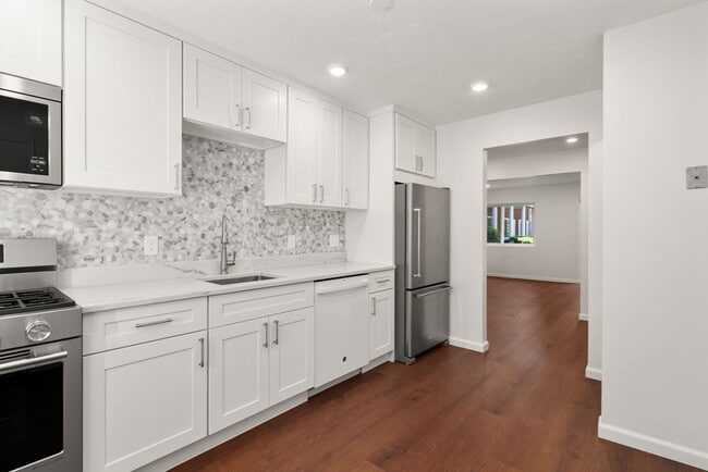 Building Photo - 47 Bayberry Dr