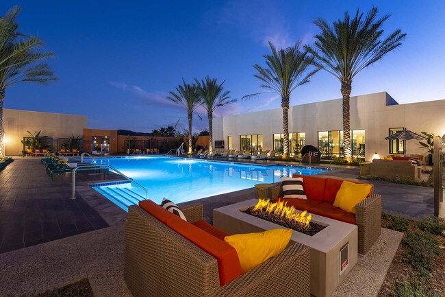 Relax under the stars at our sparkling pool, the perfect spot to unwind at night. - Windsor Rancho PQ