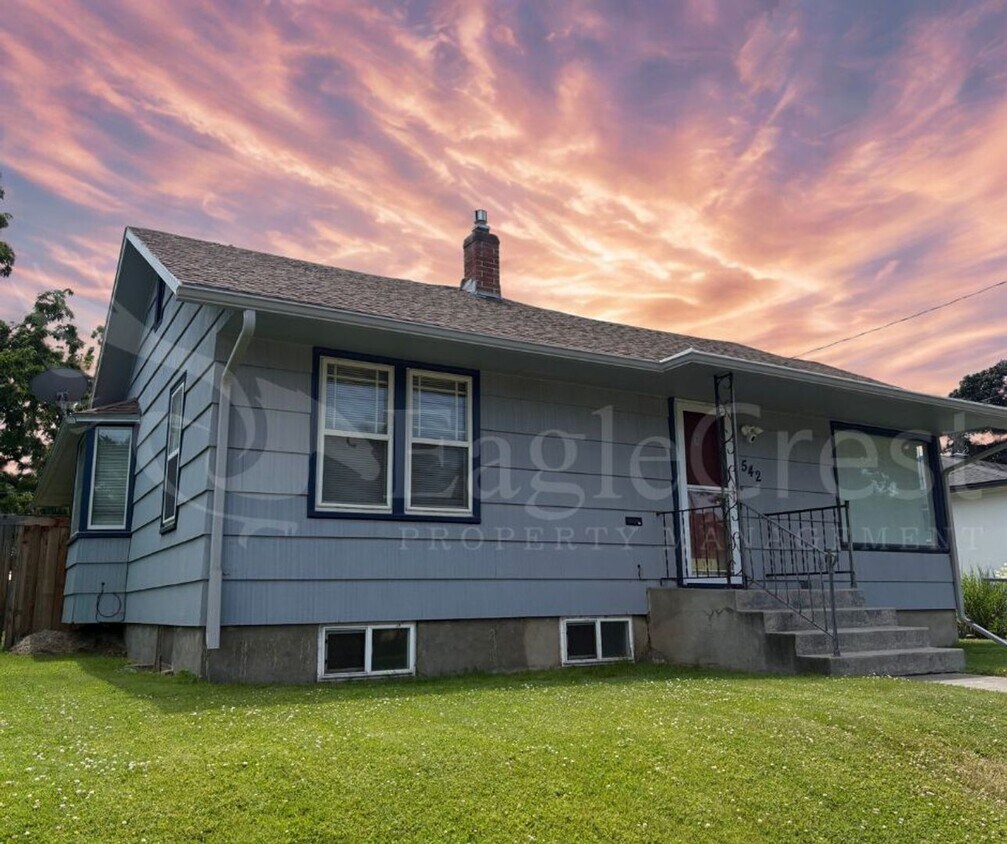Foto principal - Three Bedroom, Two Bathroom House with Fen...