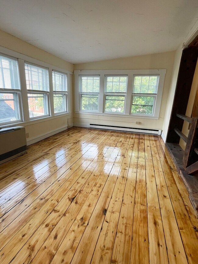 Building Photo - 114-116-116 S Champlain St