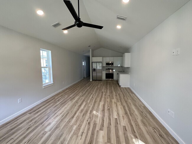 Building Photo - 144 N 7th St