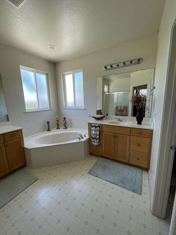 Foto del edificio - 1605 Bay Meadow Ln