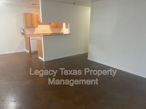 Building Photo - 1322 Country Club Rd