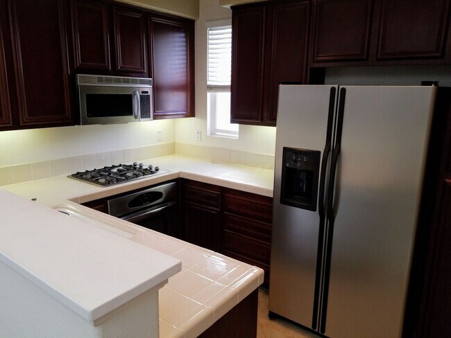 Foto del edificio - 1350 sqft 2 Bed plus Den, 2 Bath Chula Vista 2Car Garage, Gated community