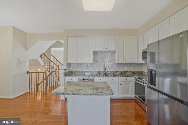 Foto del edificio - This beautifully maintained brick-front, three-level townhome is located in a highly sought-after...
