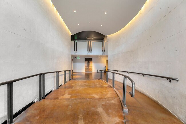 Building Photo - 8103