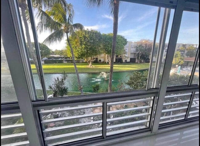 Foto del edificio - 300 Waterway Dr S