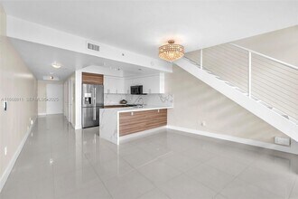 Building Photo - 2000 Bay Dr