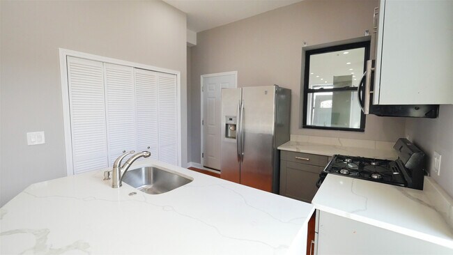 Foto del edificio - 2159 W Cermak Rd