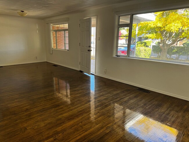 Building Photo - 3 Bedroom 2 Bath Home