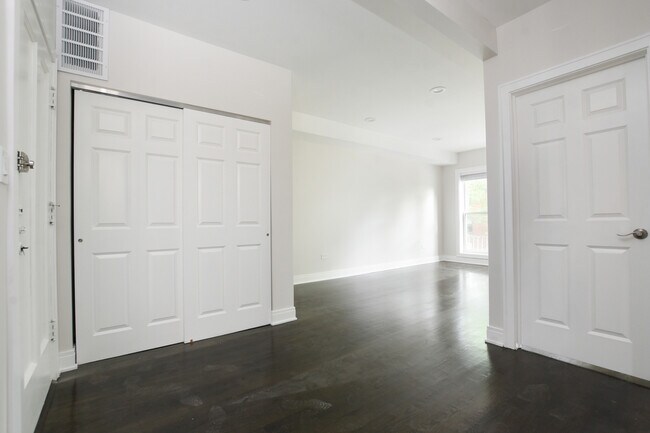 Building Photo - 4250 N Damen Ave