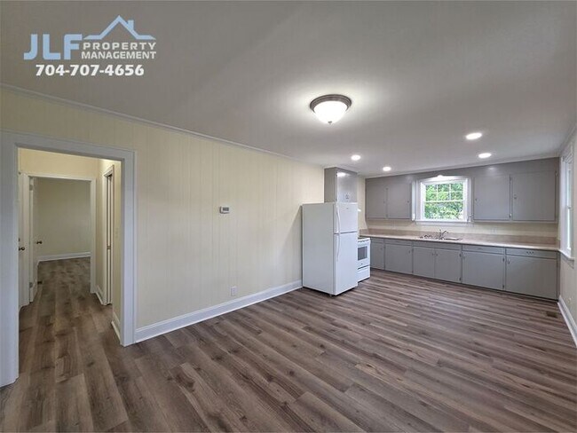 Foto del edificio - Fully Renovated 2 Bed/1 Bath Ranch in Salisbury!