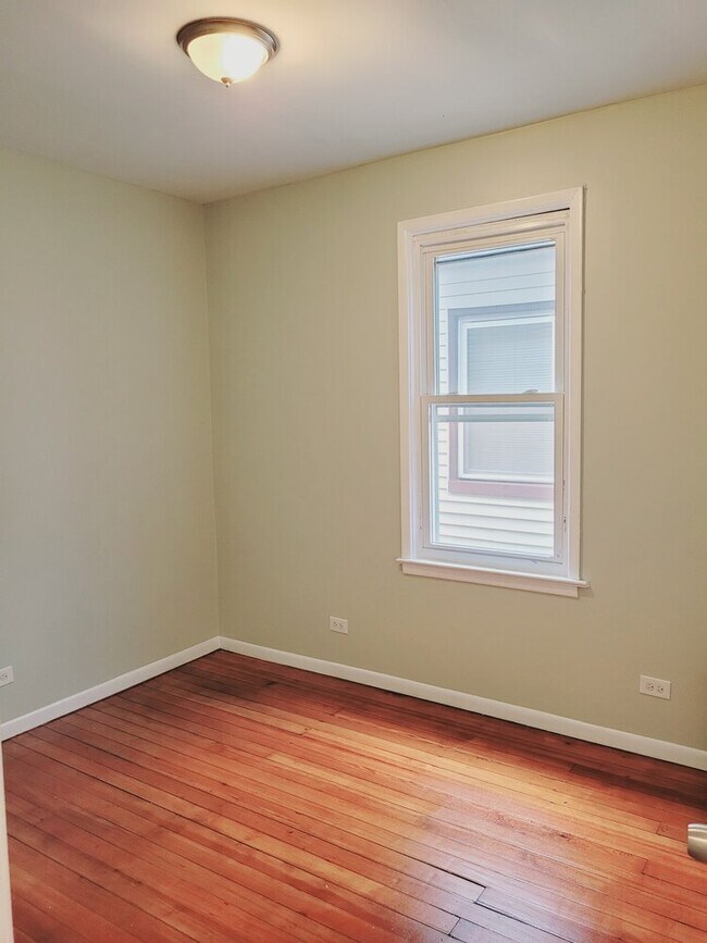 room - 454 4th Ave W
