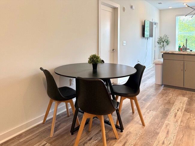 Building Photo - 525 Parkway Dr NE