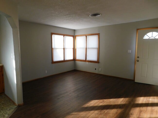 Building Photo - Spacious & remodeled 2 bedroom/1 bath dupl...