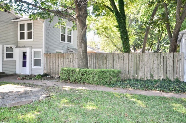 Building Photo - FOR LEASE! 1 BR - 1 BA - 1 Car Garage -  680 sf - Two-Story Apartment in a a Great Location Near ...