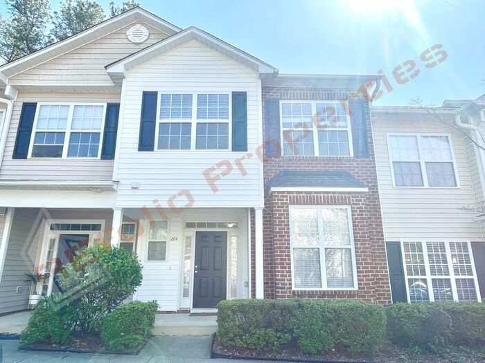 Foto principal - Cozy Downtown Cary Townhome with 3 Bedroom...