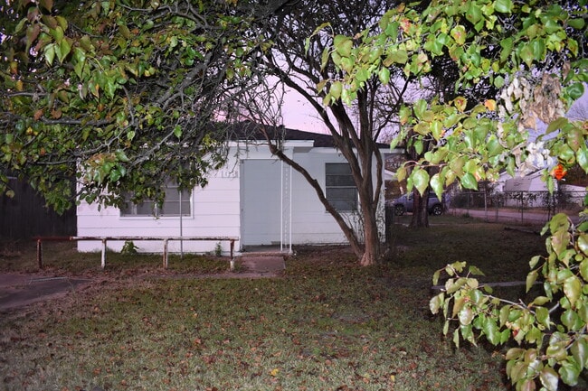 Building Photo - 108 E Kirby