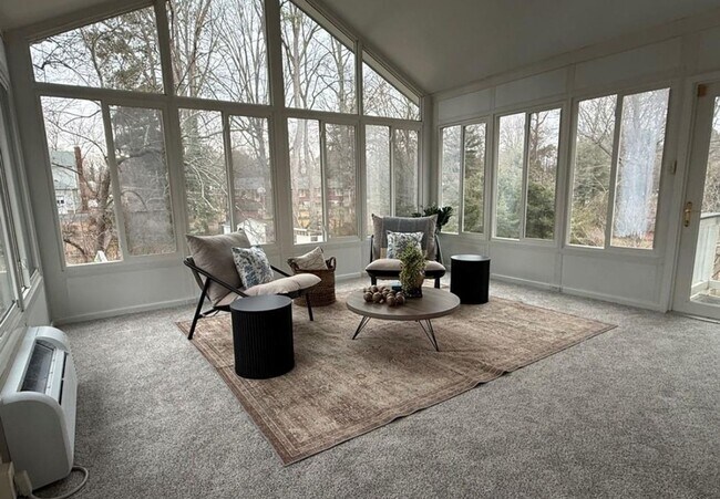 Building Photo - Spacious 4 bedroom, 3 bath Rancher