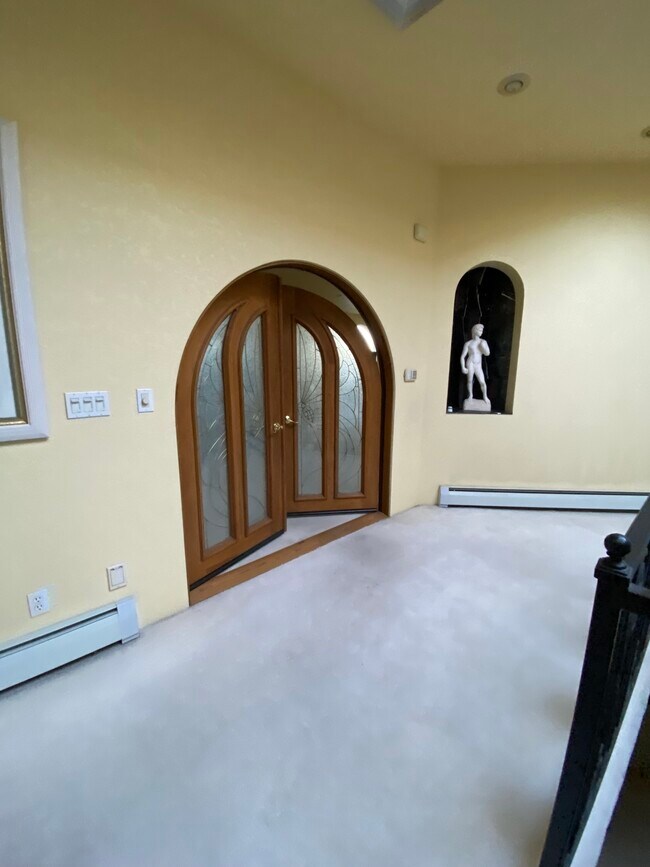 Entrada - 313 S Victoria Ave