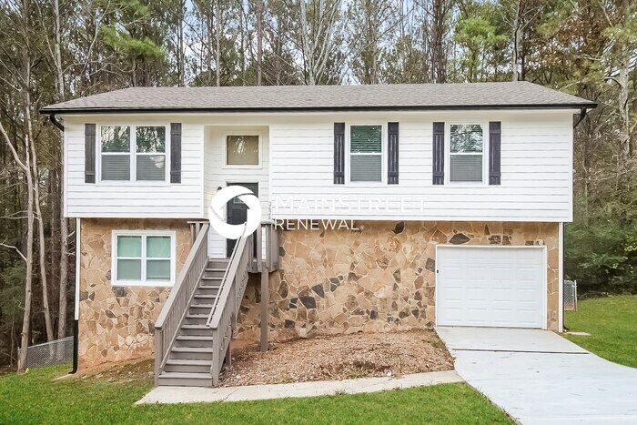 Foto principal - 3 Bedroom Pet-Friendly Home in Douglasville, GA with Main Street Renewal