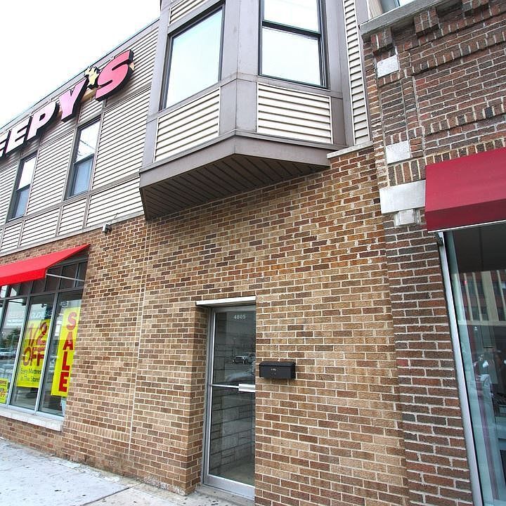 Foto principal - 4805 W Irving Park Rd
