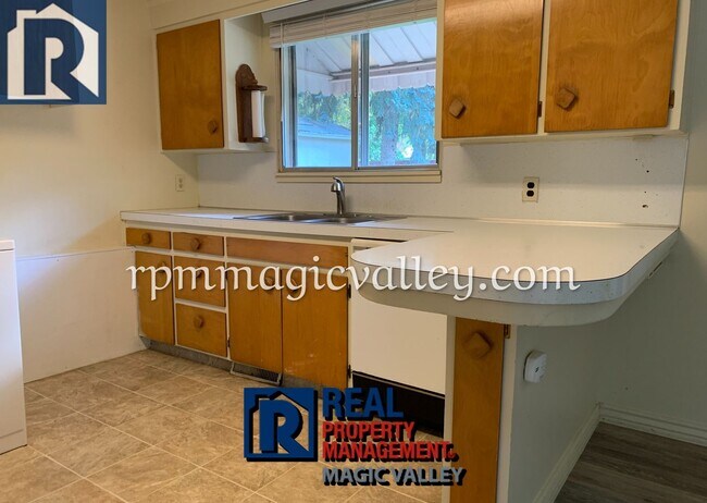 Building Photo - 3 bedrooms, 1 Bath in quiet neighborhood