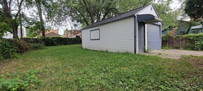 Building Photo - 12747 Vernon Ave