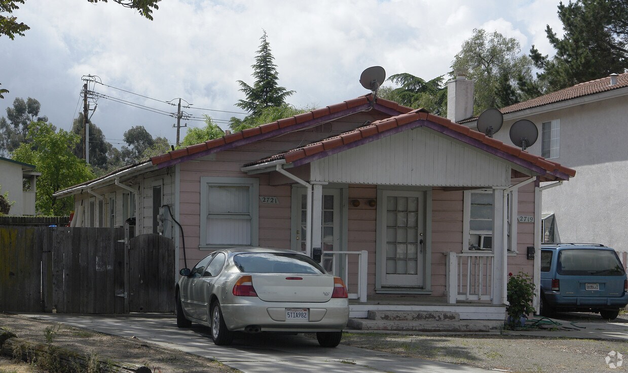 Foto del edificio - 2719-2721 Carmen Ave