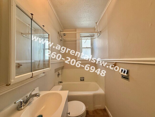 Foto del edificio - 1711 W Main St