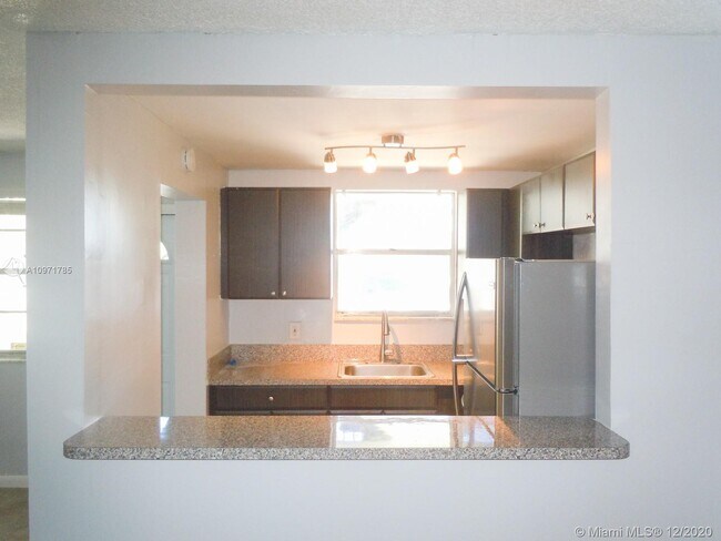 Building Photo - 5841 SW 36th Ct