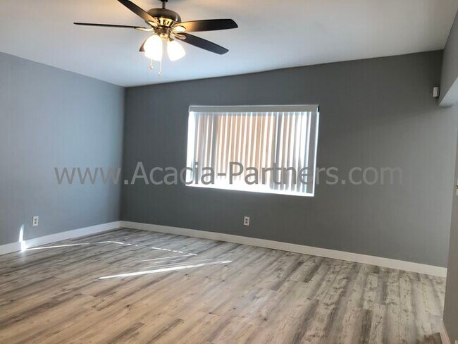 Building Photo - Three Bedroom/Two Bath Home